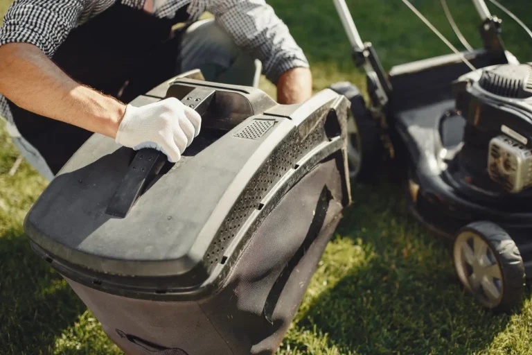 Emptying a mower bag